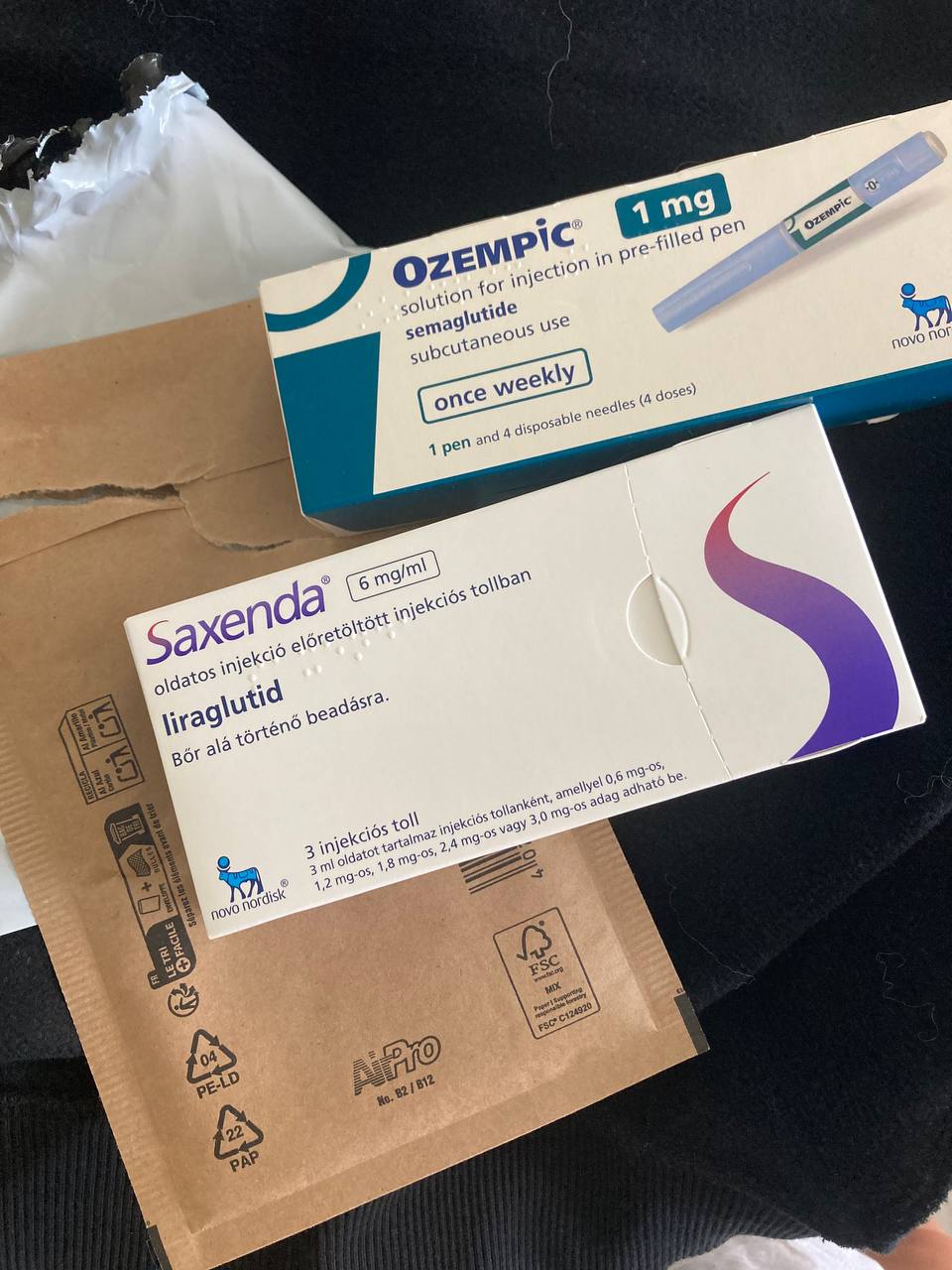 OZEMPIC 1 mg és Saxenda injekciós tollak dobozai egymás mellett