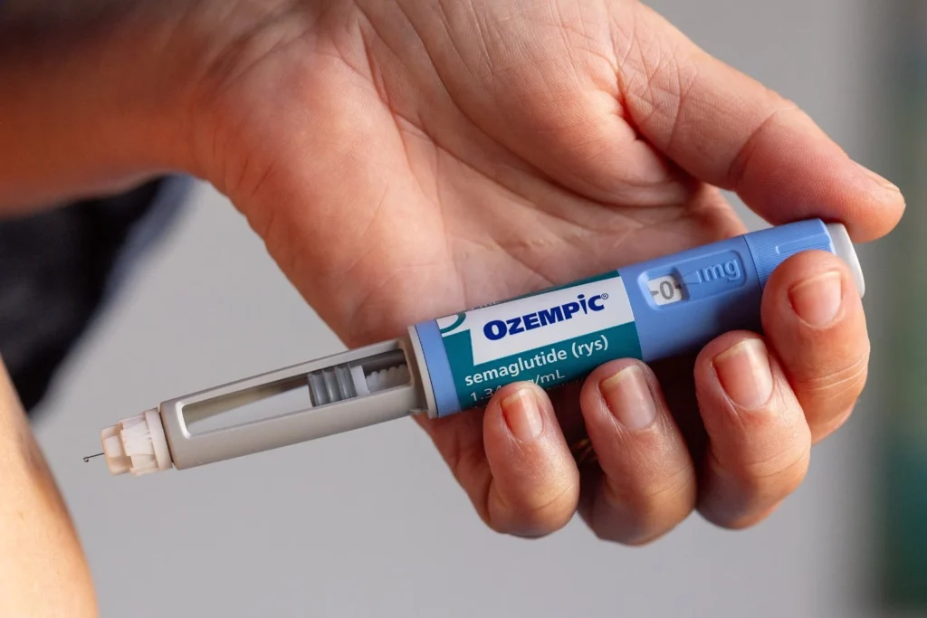 Injekciós fogyás Ozempic tollal történő beadása közelről