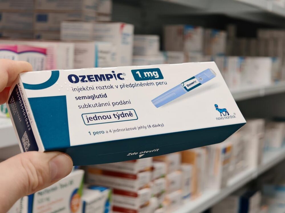 Ozempic 1 mg online eredeti gyógyszertári csomagolás kézben tartva