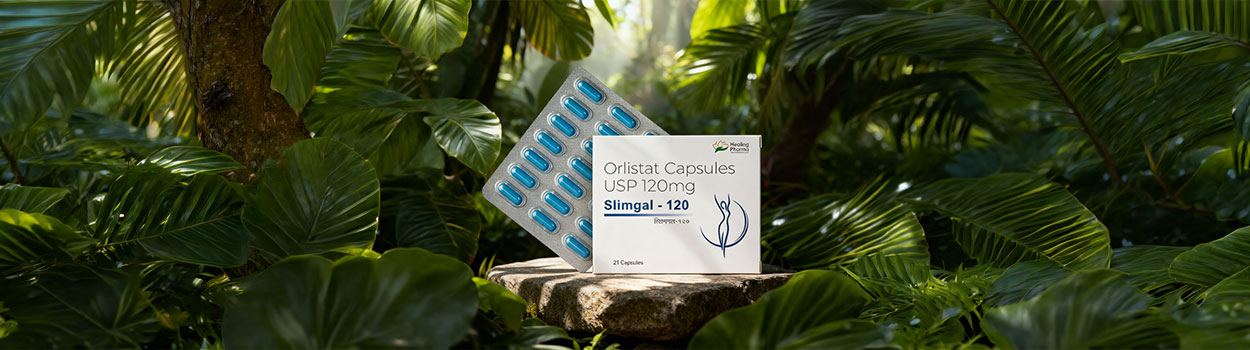Slimgal – Orlistat 120 mg kapszula doboz és kék kapszulák bliszterben zöld leveles háttér előtt