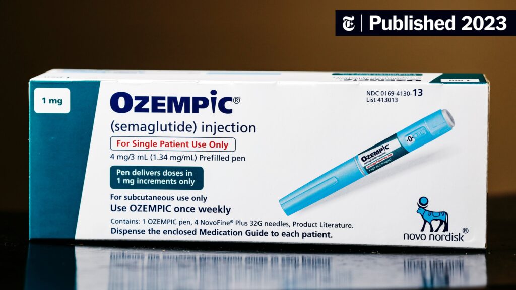 Ozempic 1 mg adagolása – injekciós toll doboza asztalon, Novo Nordisk logóval