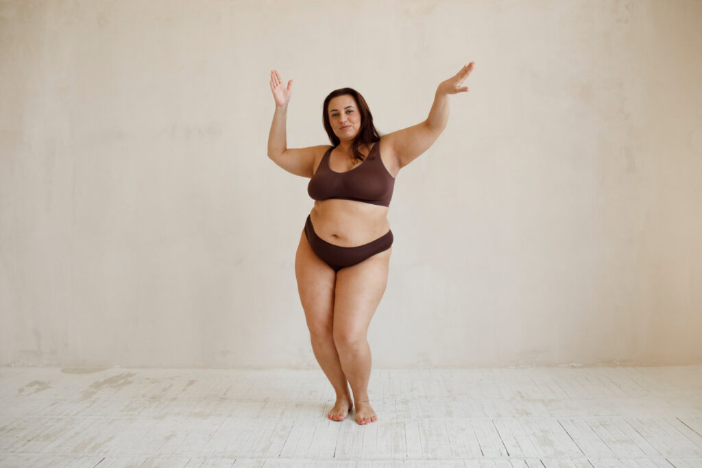 Tirzepatid hol kapható – plus size nő barna fehérneműben, magabiztos póz