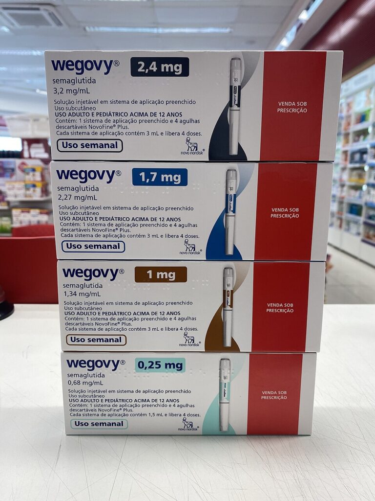 Wegovy különböző hatóanyag-tartalmú dobozai patikai környezetben.