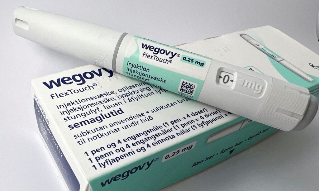 Wegovy FlexTouch injekciós toll és a doboza, közelről fotózva.