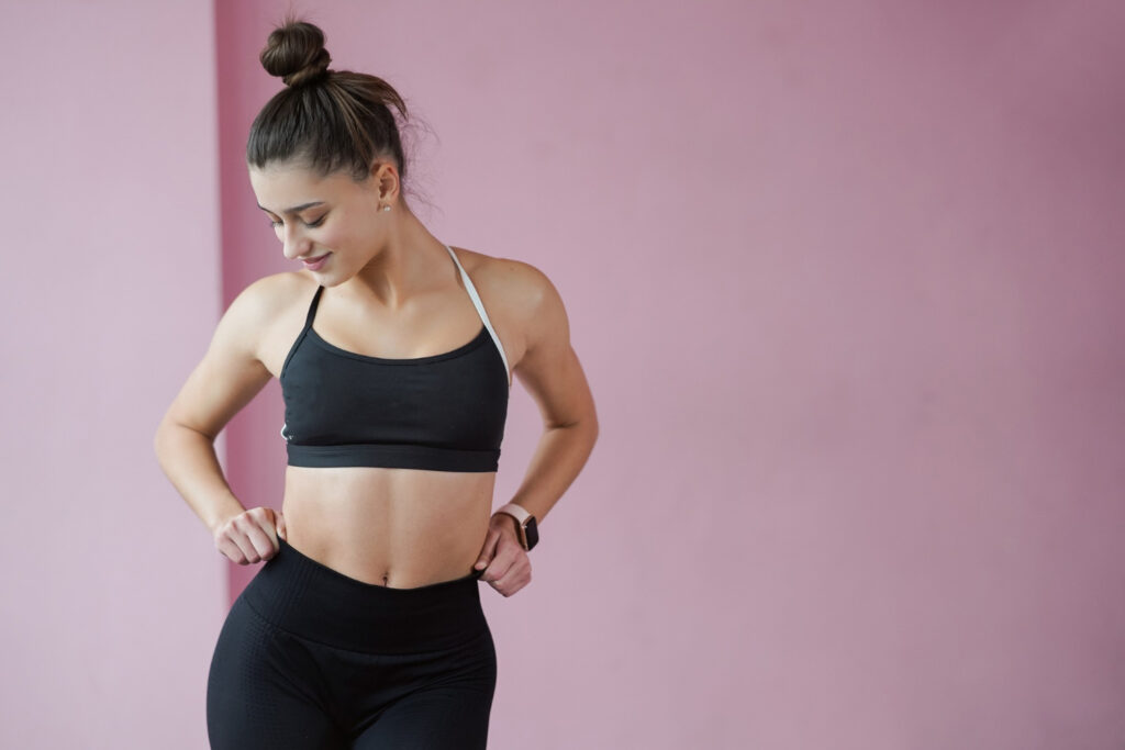 Fitt nő sportmelltartóban – fogyás inzulinnal eredmények
