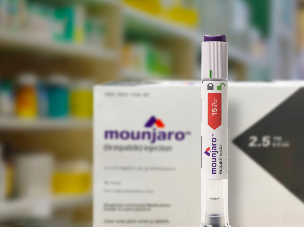 mounjaro injekció rendelés – Mounjaro tirzepatid toll nagy közeliben patikai háttérrel