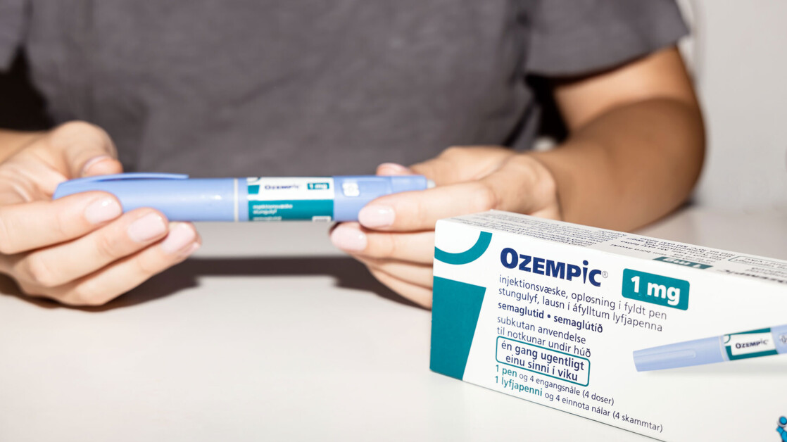 Ozempic injekciós toll és doboz kézben, az Ozempic rendelés gyakorlati bemutatásával.