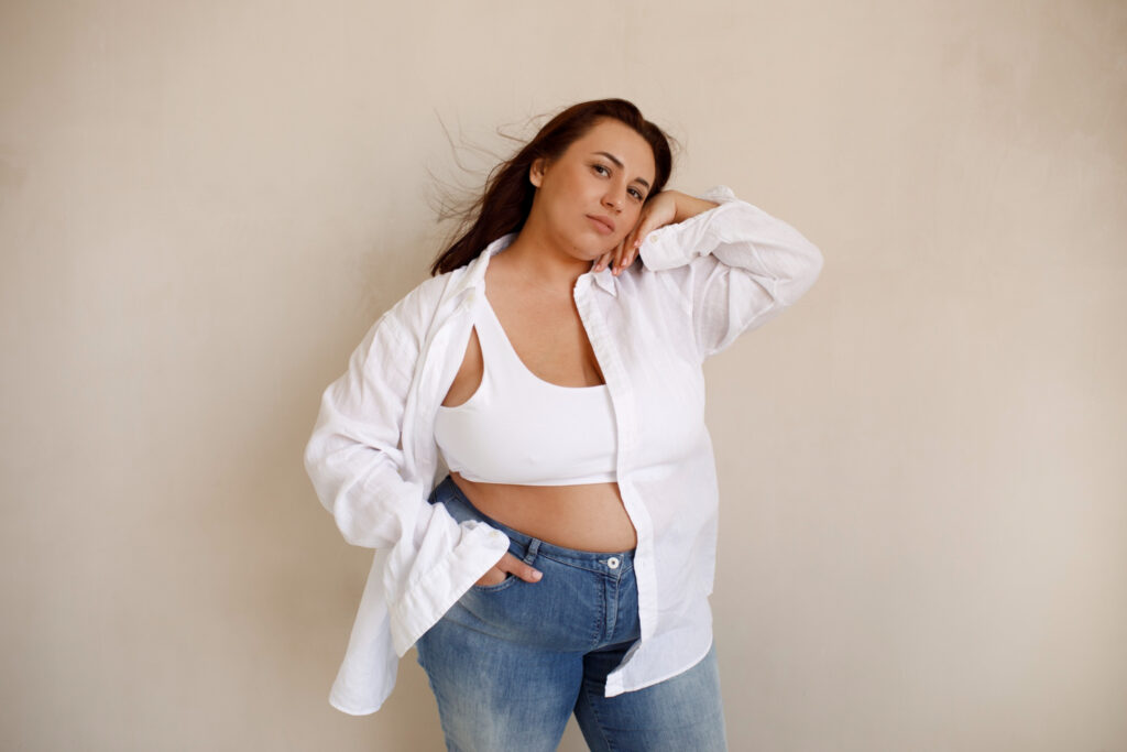 Magabiztos nő fehér ingben, aki az Eladó Adipex segítségével elindult az önbizalommal teli élet felé.