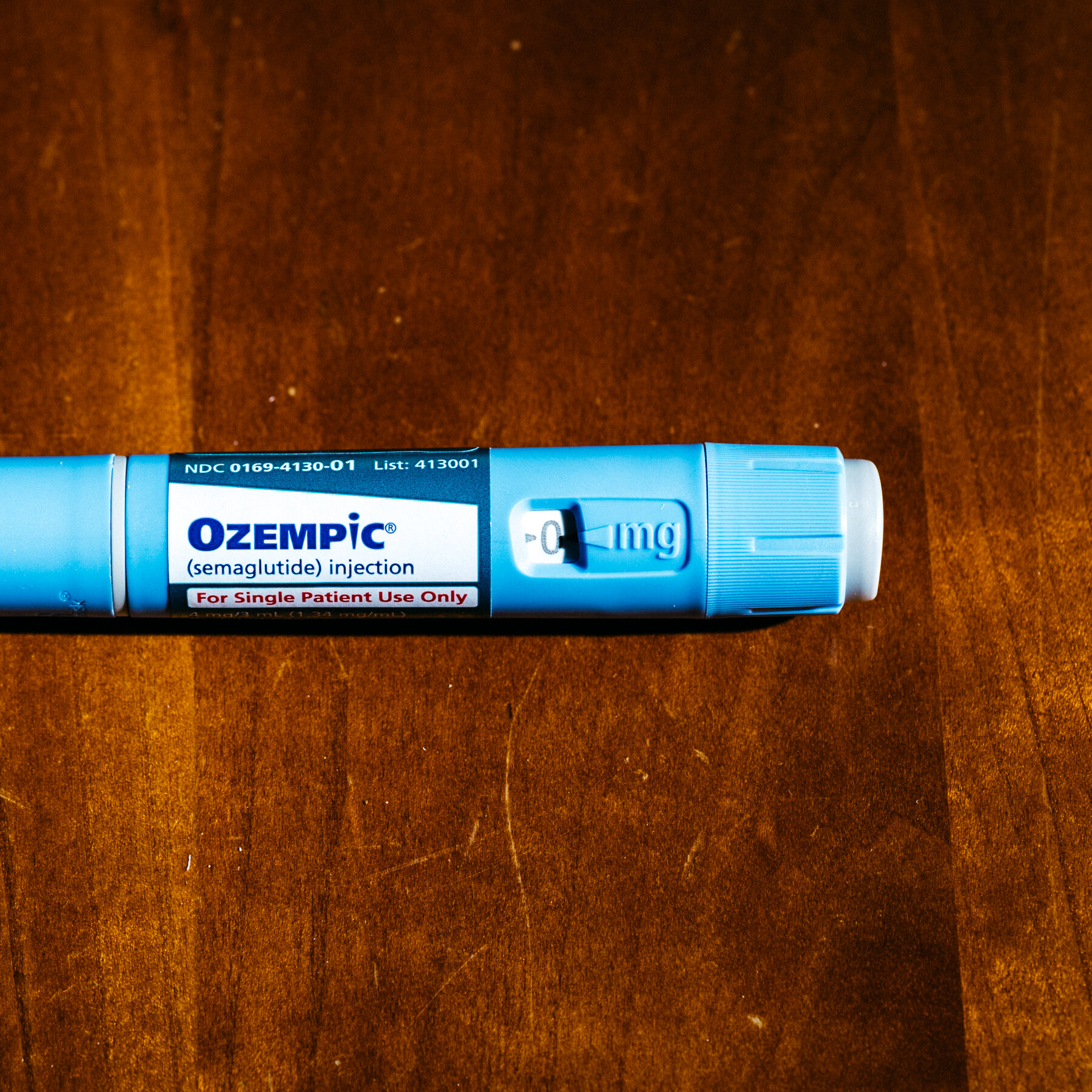 Ozempic ára – semaglutid toll fafelületen, a fogyás modern eszköze.